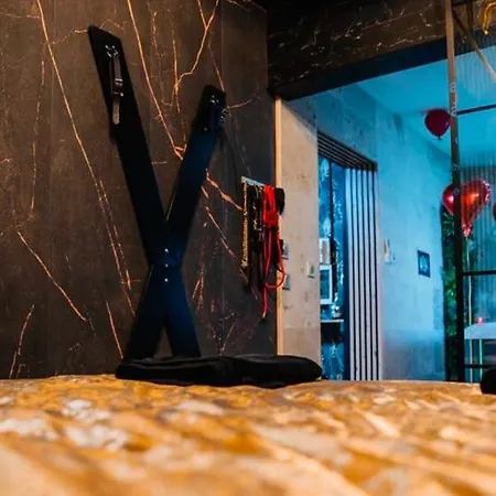 Loveroom 50 Nuances De Bulles Jacuzzi Et Sauna Privatif Lens Exterior foto