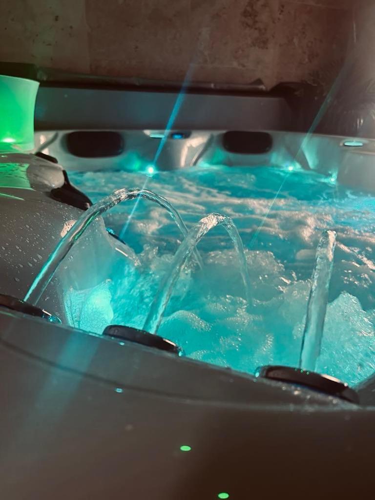 Loveroom 50 Nuances De Bulles Jacuzzi Et Sauna Privatif Apartment