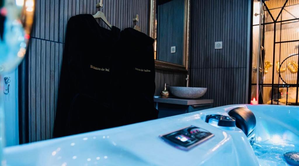 Apartment Loveroom 50 Nuances De Bulles Jacuzzi Et Sauna Privatif